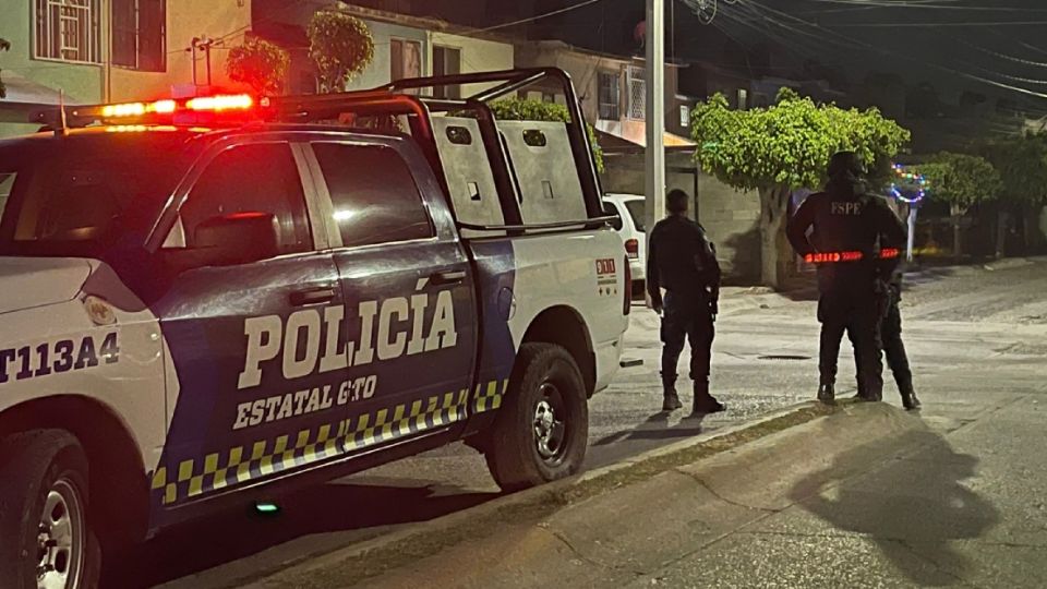 El elemento y una mujer fueron trasladados a un hospital.
