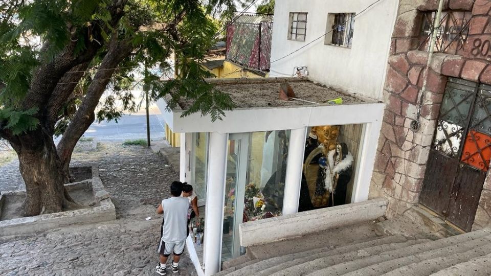 Una capilla bloquea parte del paso peatonal enla colonia Bellavista