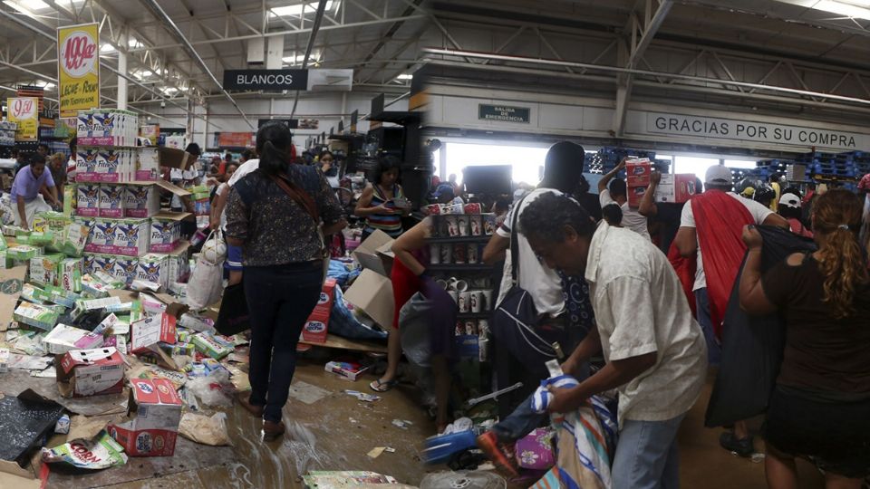 Óscar estaba en el área de panadería de un super cuando vio iniciar el caos por los saqueadores