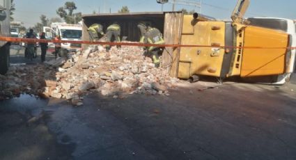 VIDEO: Camión de carga vuelca y causa caos en Iztapalapa, a la altura de la CEDA