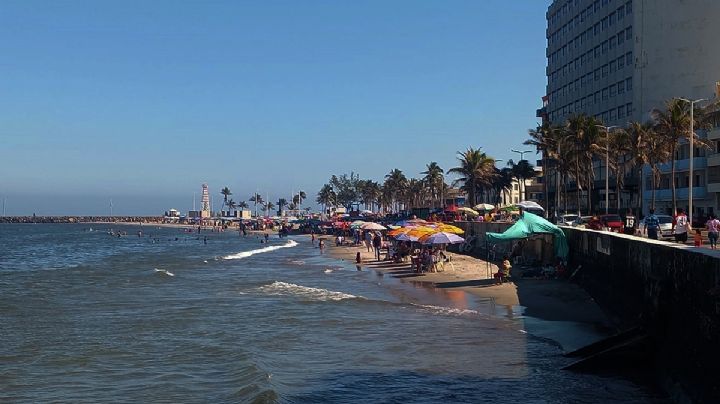 Sol y playa, así disfrutar locales y turistas últimos días de vacaciones en Veracruz