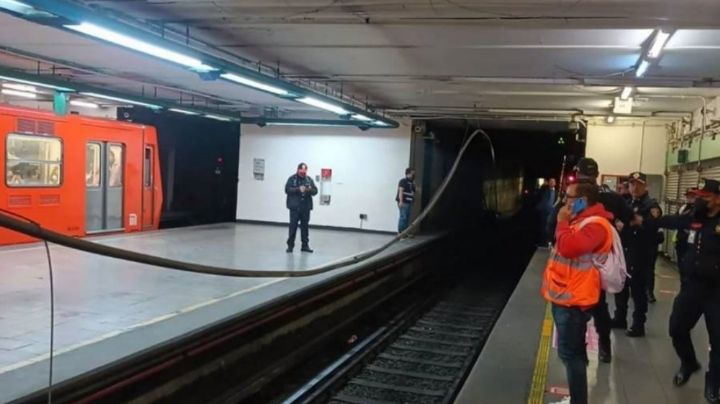 VIDEO: Ahora cae cable en andén de Línea 8 del Metro, estación Salto del Agua