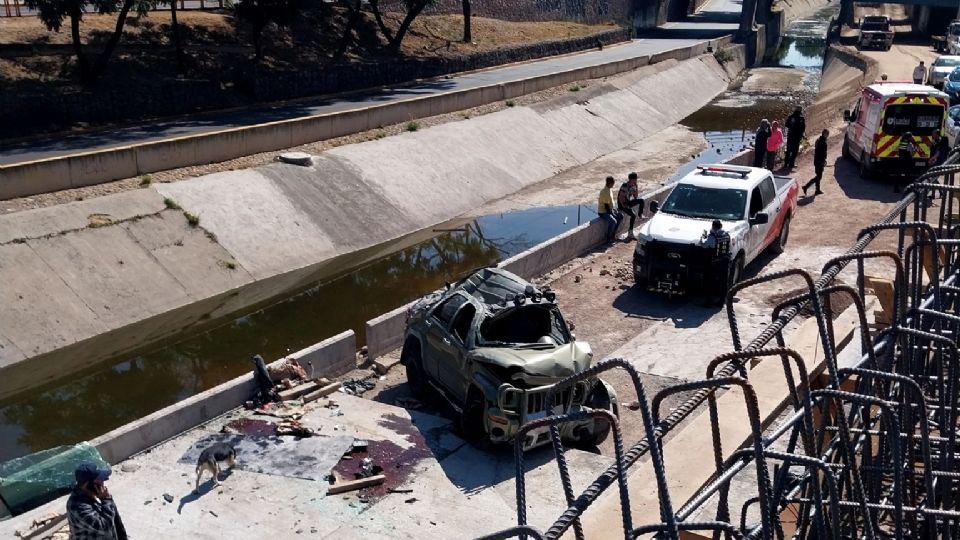 El vehículo quedó por completo inservible; el conductor salió casi ileso.