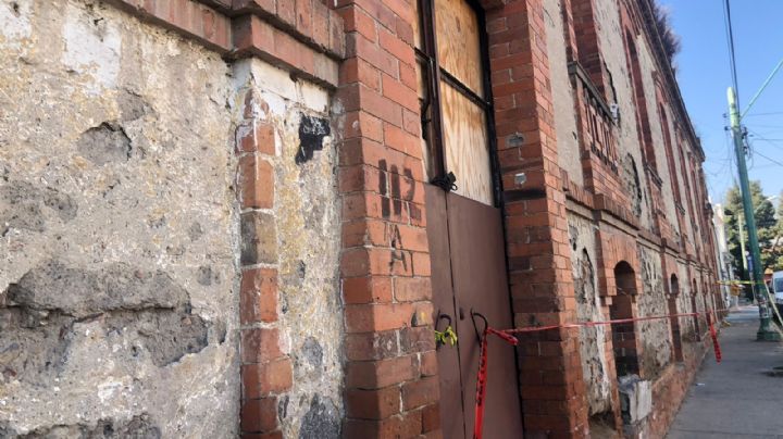 La vecindad del hoyo, apunto del derrumbe; riesgo mortal para las personas