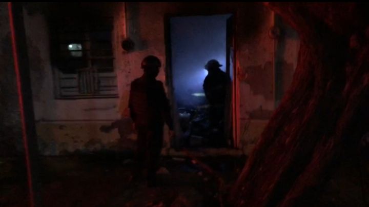 Incendio en casa abandonada en Veracruz; acusan a indigentes de provocarlo