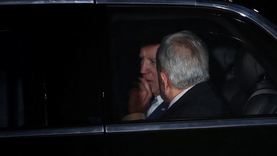 Biden y AMLO conversan en 'La Bestia', tras salir del AIFA