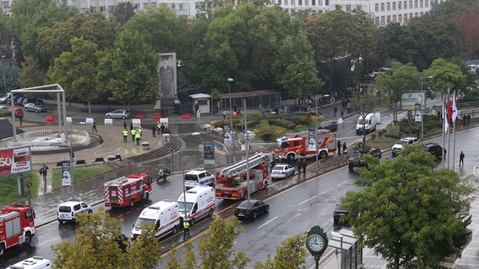 El ministro del Interior, Ali Yerlikaya, informó en un comunicado que el ataque se produjo frente al ministerio del Interior