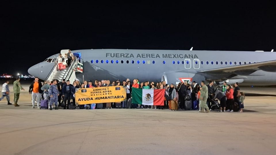 Descienden mexicanos del avión de la Sedena, en el AIFA