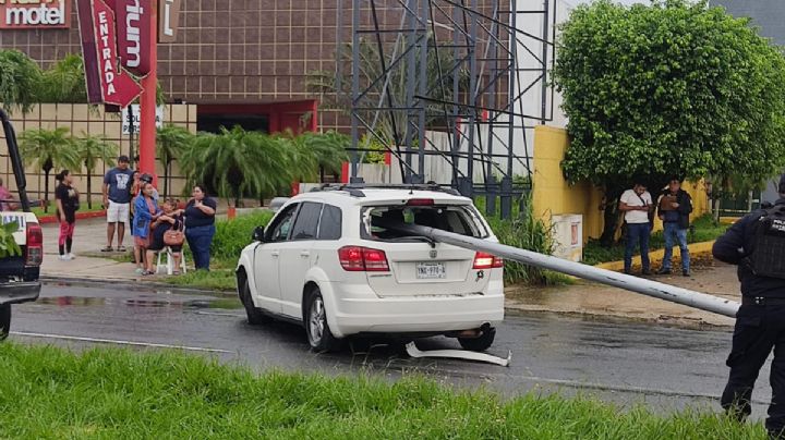 Fuerte viento derriba poste y aplasta a conductor en Coatzacoalcos