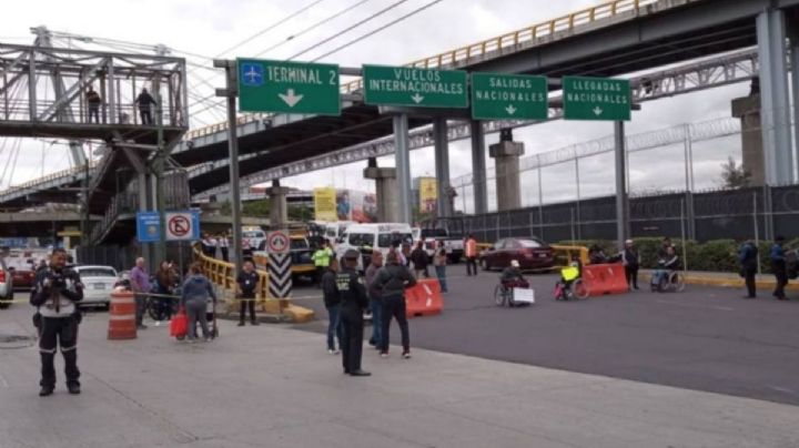 Caos en el AICM: personas con discapacidad por lesión en médula espinal bloquean T1