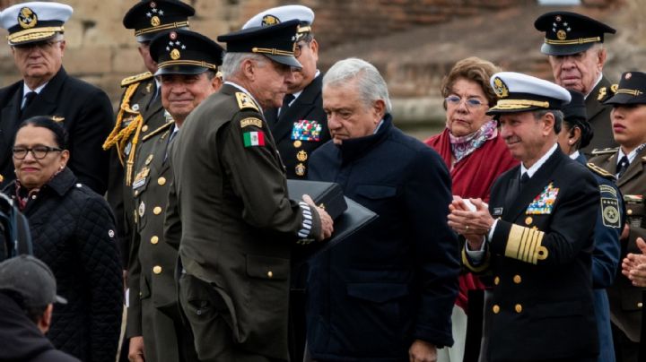 Entre diplomas y reconocimientos reaparece el general Cienfuegos