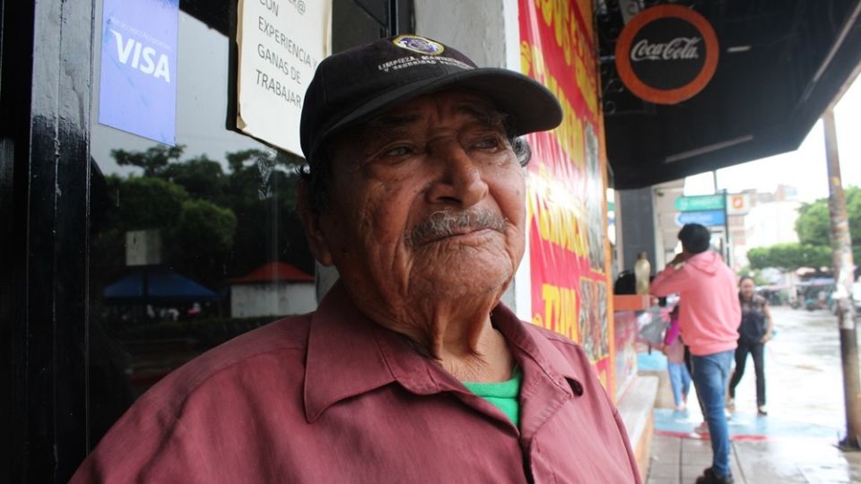 La Silla Rota cuenta la historia de Alejandro, un anciano al que, ante la dificultad para hacer trabajo físico y la falta de preparación académica, lo único que le queda es recibir el apoyo de la sociedad y del propio gobierno