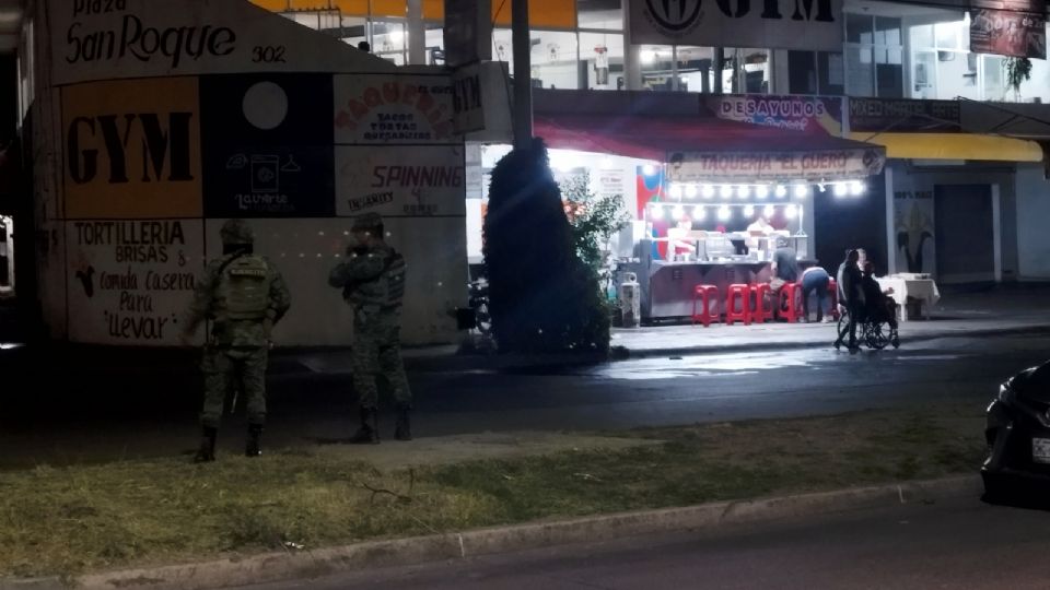 Elementos de policía y ejército acordonaron la zona donde fue baleada una mujer en Brisas del Lago.