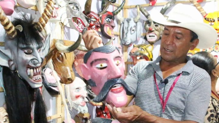 “Jóvenes no quieren aprender, sólo andan en el celular”: artesano hidalguense de máscaras