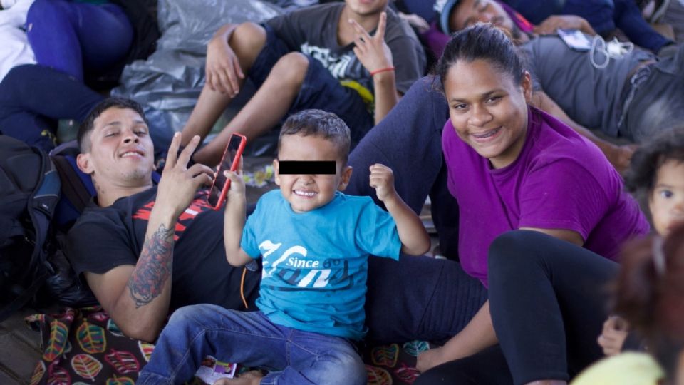 Una familia de migrantes toma un descanso después de un largo viaje