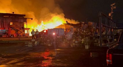 Incendio consume área de cajas de la Central de Abasto de Toluca