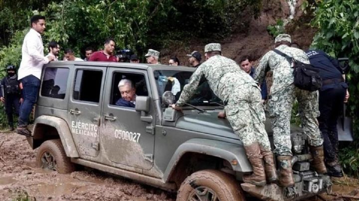 La polémica imagen de López Obrador en medio del lodo