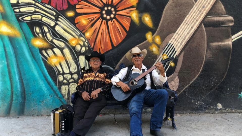 Salvador es troquero desde hace 30 años, dentro de Panteón San Nicolás  se alistan para las festividades del Día de Muertos