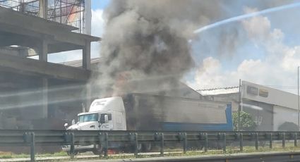 Tráiler se incendia en autopista de Córdoba; cierran paso a automóviles