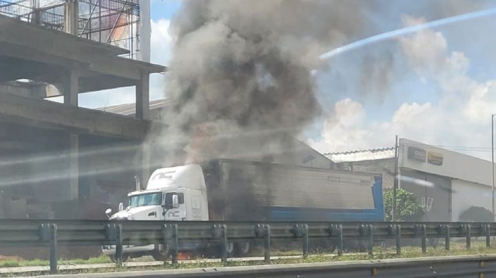 Tráiler se incendia en autopista de Córdoba; cierran paso a automóviles