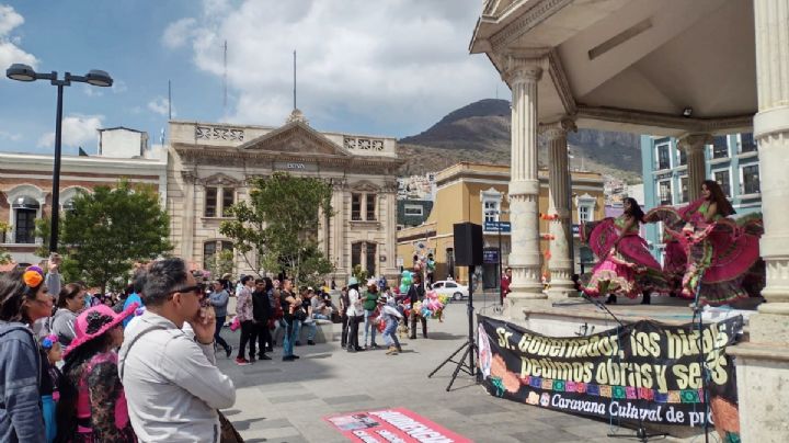 Con caravana cultural en Pachuca exigen pago de salarios vencidos de maestros