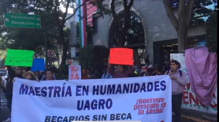 Denuncian golpe a becas de posgrado de Conahcyt; además, redujo presupuesto y beneficiarios