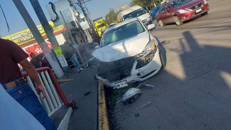 Accidentes vehiculares colapsan la Vía López Portillo; hay un periodista involucrado