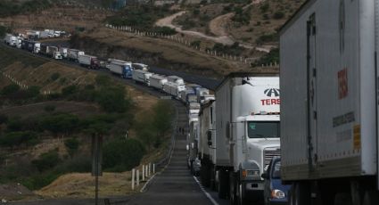 Caos en la México-Querétaro: Tráiler choca contra dos vehículos