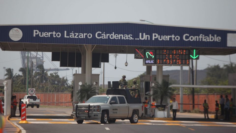 Puerto de Lázaro Cárdenas en paro por transportistas molestos con tiempos de descarga