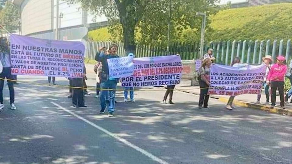 Maestros de Conalep bloquean Periférico Norte para demandar mejoras salariales