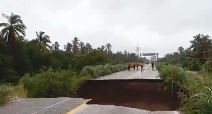 Colapsa carretera Acapulco-Zihuatanejo por tormenta tropical "Max" en Tecpan de Galeana, Guerrero