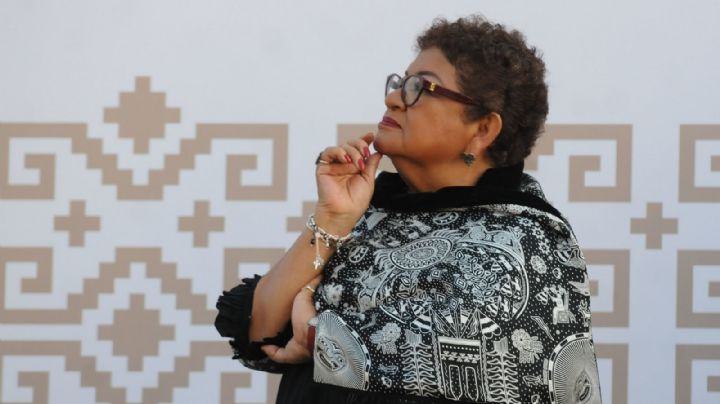 La cola de Ernestina Godoy crece por minuto…