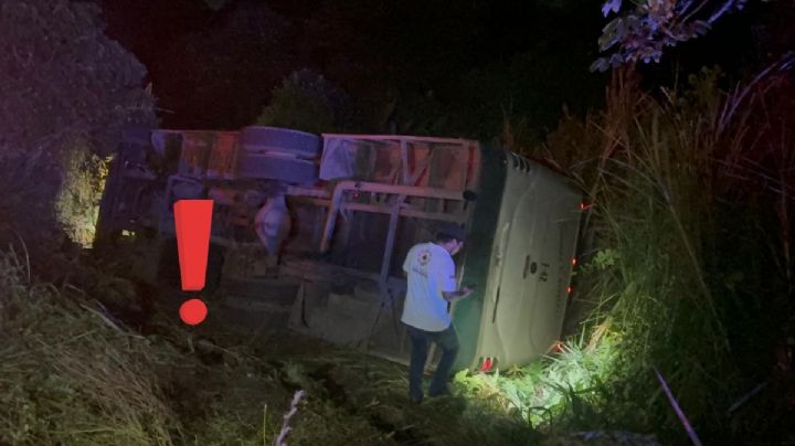 Volcadura de autobús deja 35 personas lesionadas en el sur de Veracruz