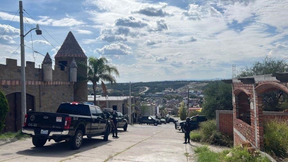 Un grupo armado ingresó al pueblo, a bordo de una camioneta Odisey, dispararon en contra de una familia que convivía en una esquina de la colonia El Nejayote