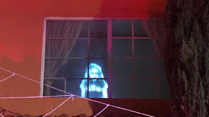 Una niña se asoma por la ventana: Halloween en Los Fresnos
