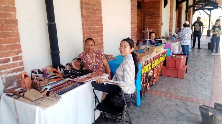 Colocan corredor de artesanías en el centro de Tulancingo, para incentivar ventas