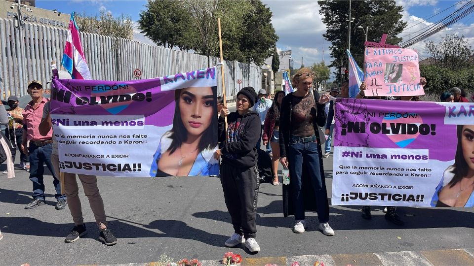 Karen tenía 21 años, era migrante y activista, pues participaba en investigaciones para construir mejores políticas de salud para la comunidad trans; fue asesinada cuando se encontraba a sobre Paseo Tollocan