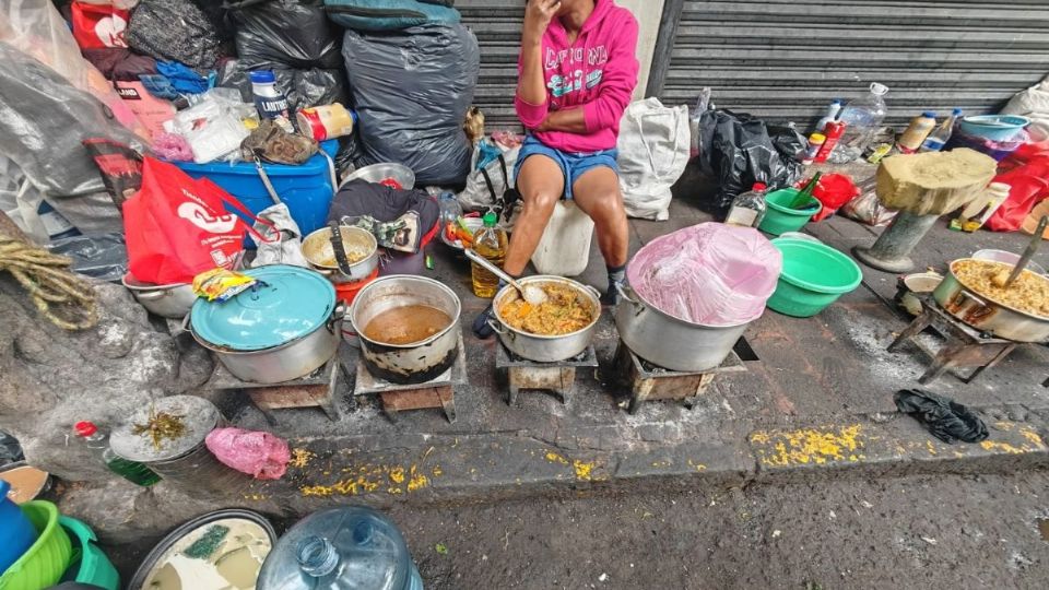 Migrantes han convertido las banquetas de la CDMX en cocinas improvisadas