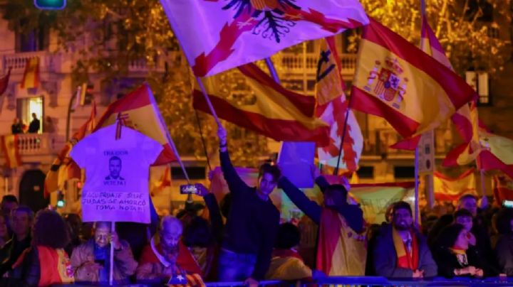 Decimosegundo día de protestas en Ferraz a pocas horas del debate de investidura de Sánchez