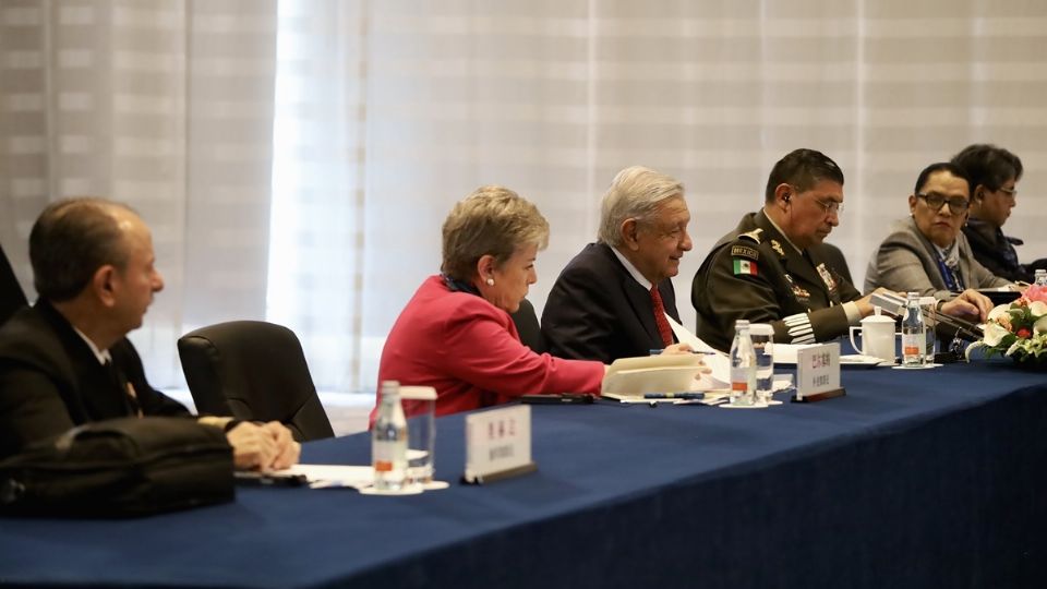 AMLO con sus secretarios de Sedena, Marina y Seguridad en reunión con el mandatario de China, Xi Jinping y su comitiva