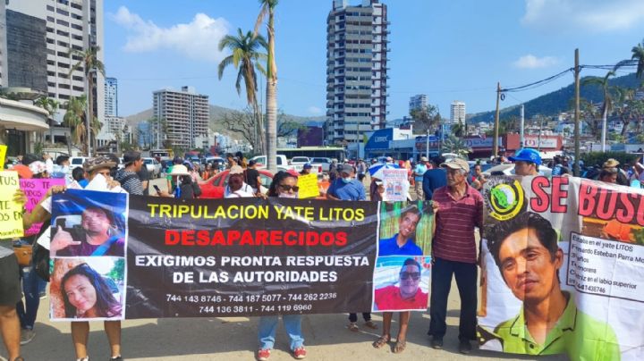Desesperados, familiares de desaparecidos protestan en Acapulco contra Secretaría de Marina
