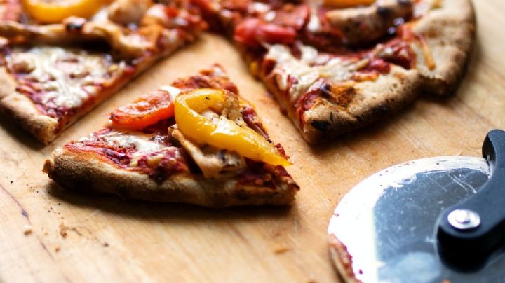 ¿Cómo puedes hacer una pizza casera y sin horno?