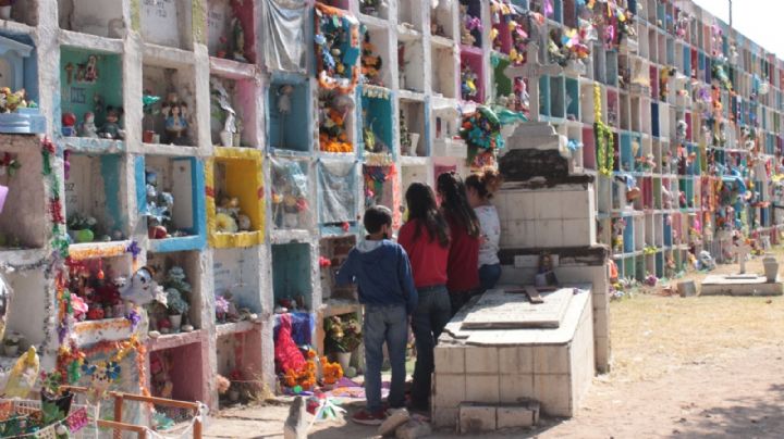 Recuerdos en el Panteón San Nicolás para quienes amaron y partieron