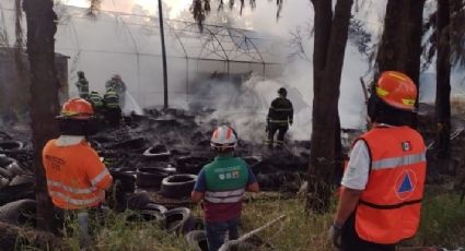 VIDEO | Impresionante incendio de cientos de llantas en Xochimilco