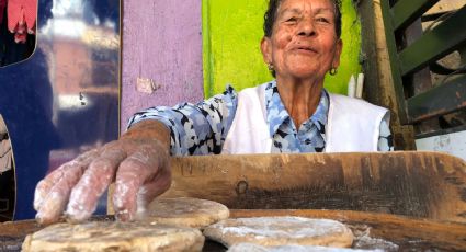 Doña Juanita encanta a la clientela con sus gorditas de trigo