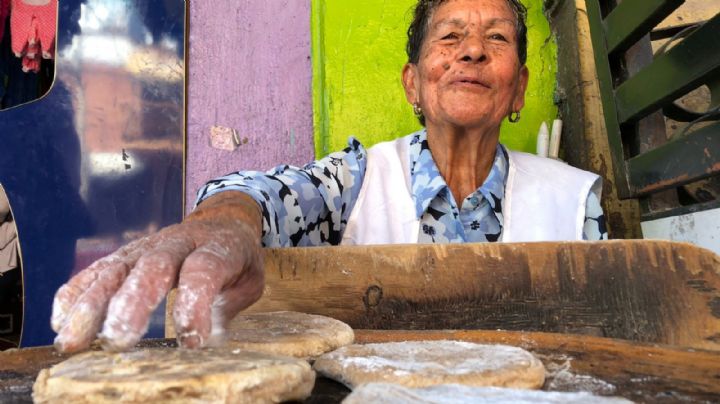 Doña Juanita encanta a la clientela con sus gorditas de trigo