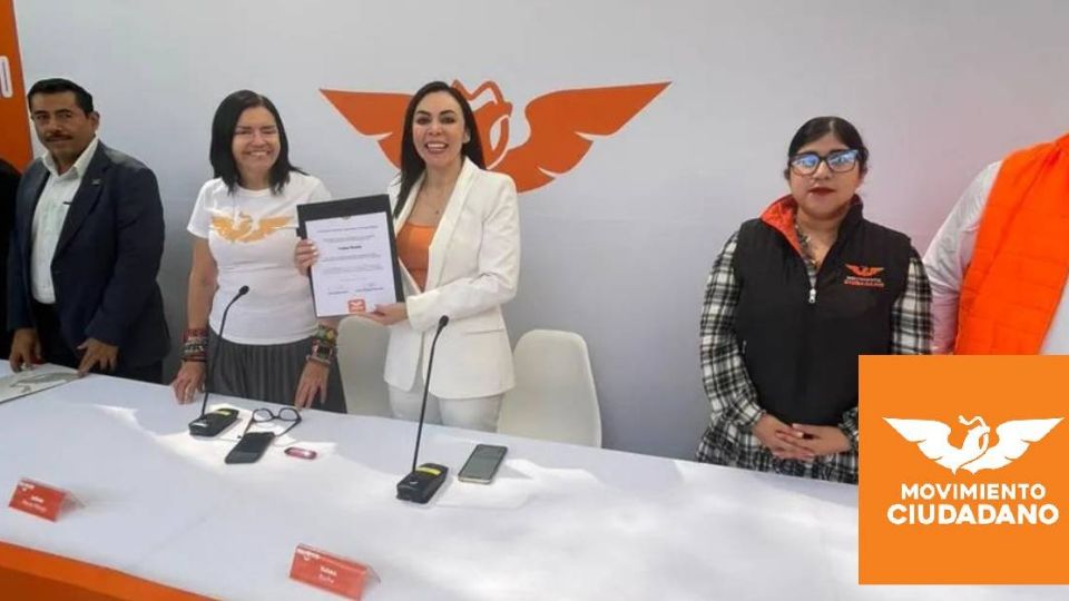 Yulma Rocha con el documento de su registro como precandidata a la gubernatura de Guanajuato por MC.