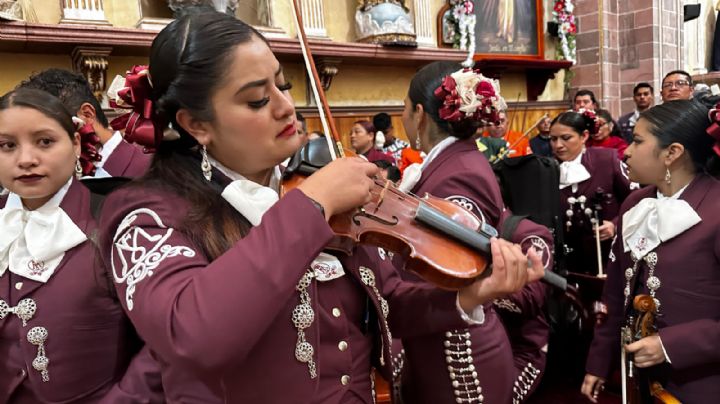 El mariachi también viste de mujer: "tocamos en bodas, bautizos y hasta divorcios"