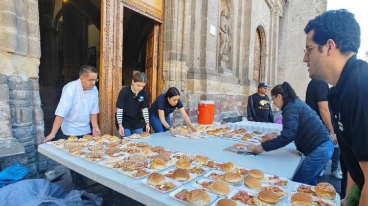 “Damos de comer diario a 1,000 migrantes en la Merced; me da mucha alegría”