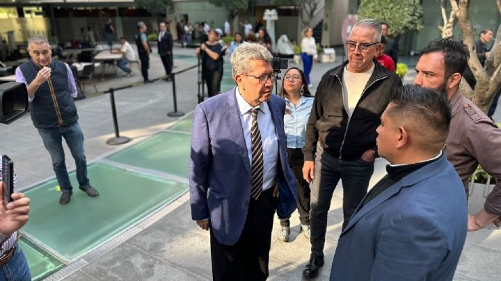 Monreal abre posibilidad de reelegirse como senador